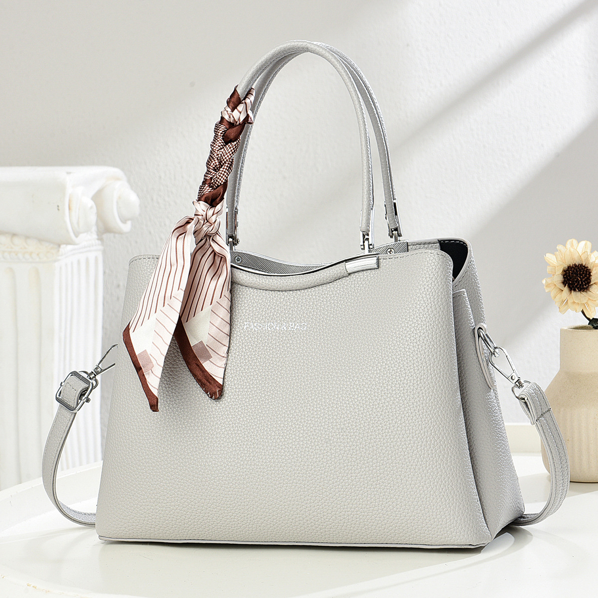 A light luxury commuting, versatile and fashionable single-shoulder, hand-held, crossbody bag for women, a new large-capacity hand-held mom bag Specification drawing