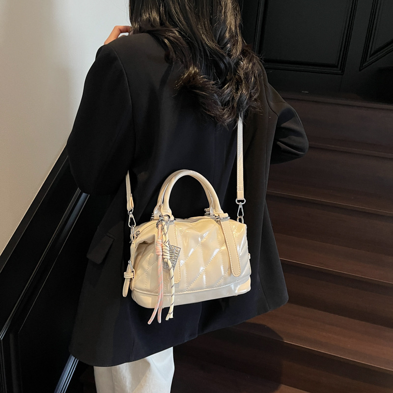 High-end and fashionable hand-held bowling bag for women 2025 new Korean style simple single-shoulder pillow bag casual crossbody bag Application Scenario