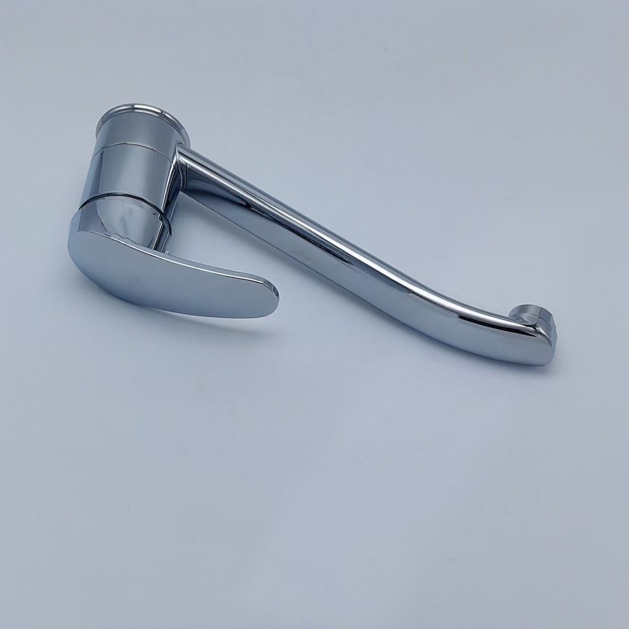 Foreign trade kitchen faucet, cold and hot washing basin, single sink, sink faucet, long-spout horseshoe kitchen mixing valve Application Scenario