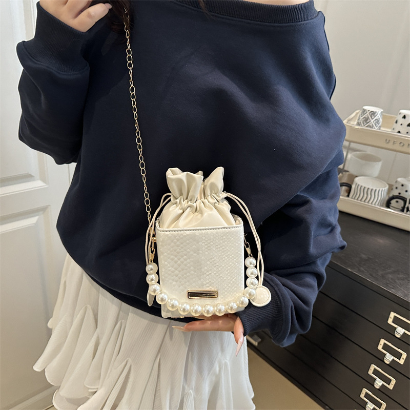 Korean pearl handbag for women 2025 new summer single-shoulder crossbody bag, high-end, fashionable and versatile bucket bag details Picture