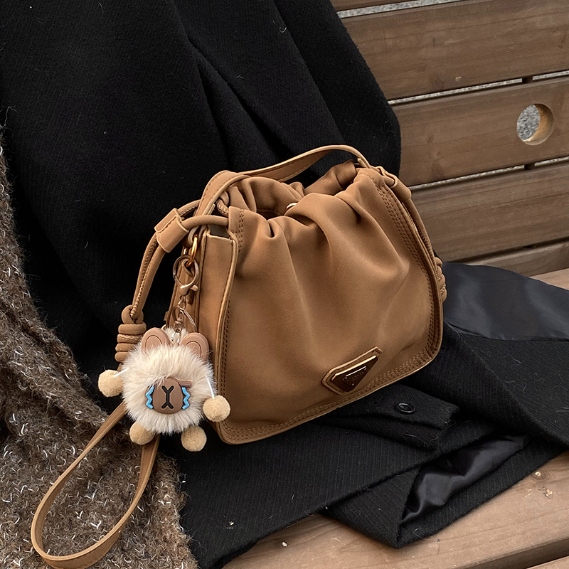 This year, the bucket bag for women is in fashion. The new 2024 model features a niche design, a single-shoulder crossbody bag, and a high-quality pleated bag full figure