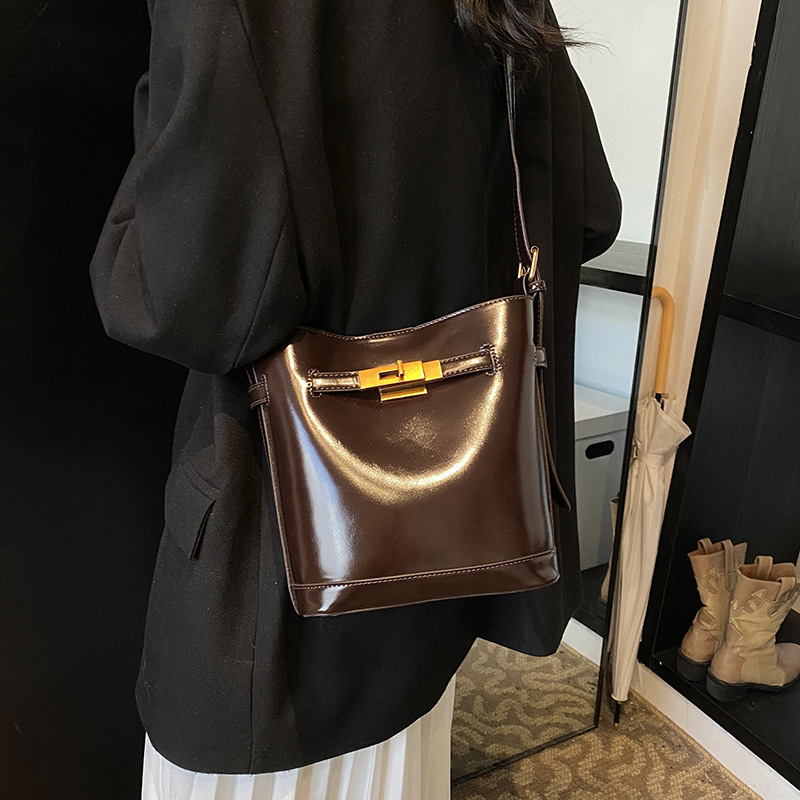 High-end quality small bag for women, 2025 new retro and trendy versatile crossbody bag, single-shoulder armpit bag, casual bucket bag full figure