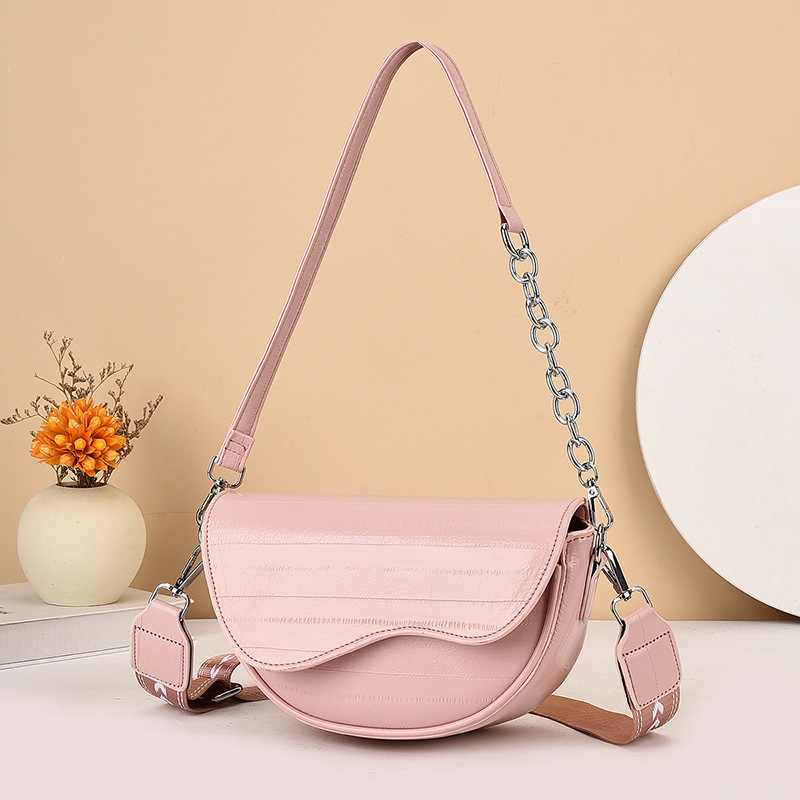 The new 2024 fashion single-shoulder underarm bag, crossbody bag, large-capacity portable handbag and semi-round saddle bag for women details Picture