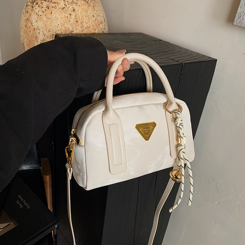 Fashionable and simple hand-held small bag for women, 2025 new high-end quality commuter pillow bag, stylish single-shoulder crossbody bag full figure