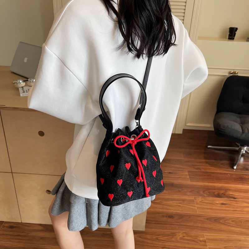A niche and high-end embroidered heart-shaped hand-held canvas bag for Spring/Summer 2025, a mini bucket bag for single-shoulder crossbody details Picture