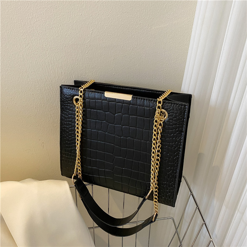 A trendy and stylish single-shoulder bag for women in 2022, with a solid color and casual chain, and a large crossbody bag details Picture