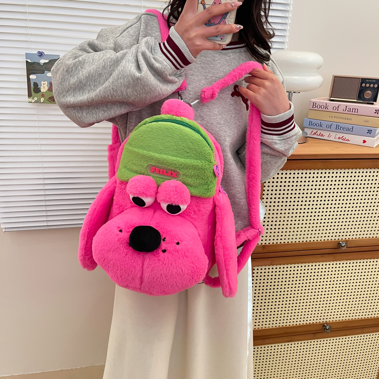 The cartoon cute dog plush bag is adorable, fashionable and personalized. It has a large capacity doll backpack, which is perfect for a girlish outing and class Specification drawing