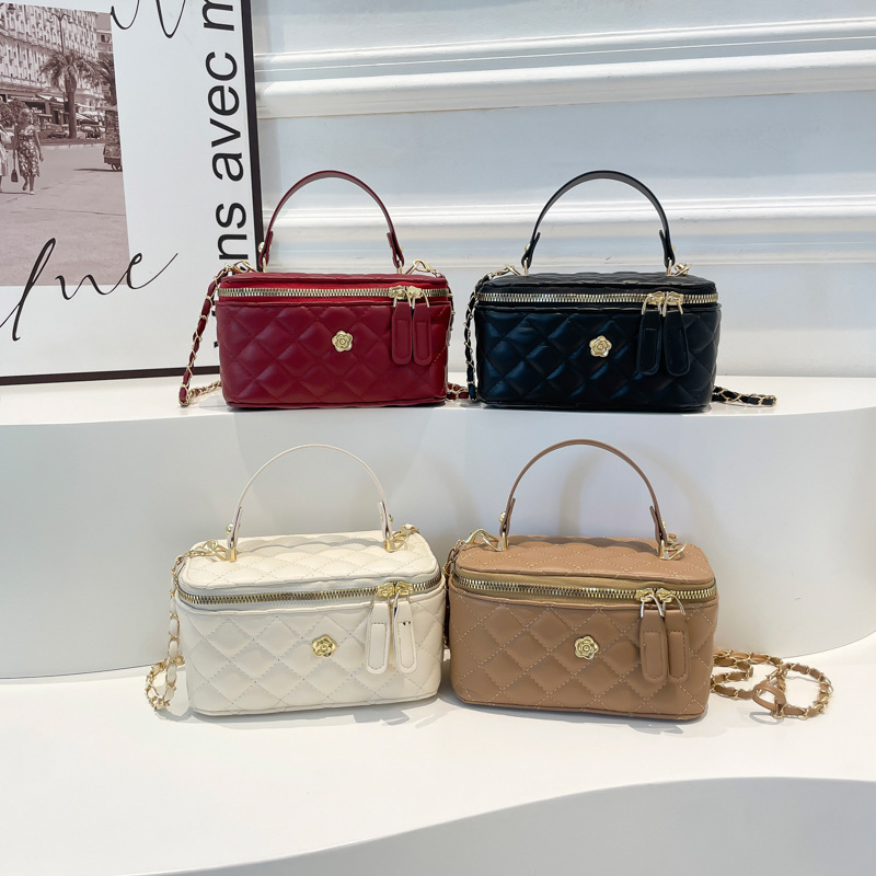 High-quality small bag for women, 2025 new summer niche design diamond-shaped chain crossbody bag, hand-held bucket bag Application Scenario
