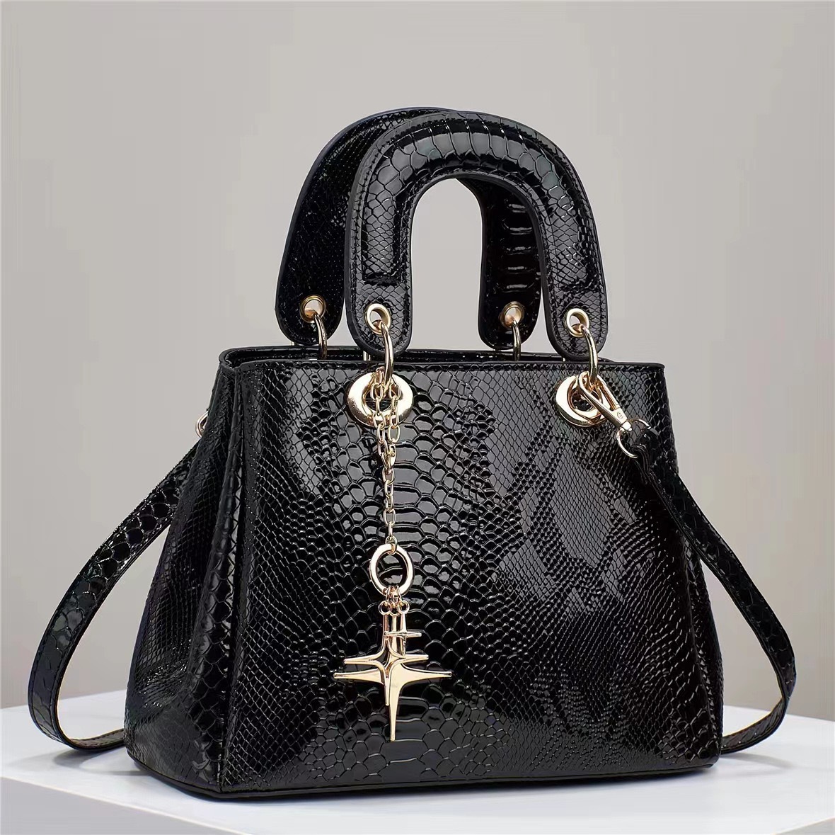 The 2024 new small Chanel-style snake pattern large-capacity, stylish and high-quality single-shoulder crossbody quality bag, cross-border large bag Application Scenario