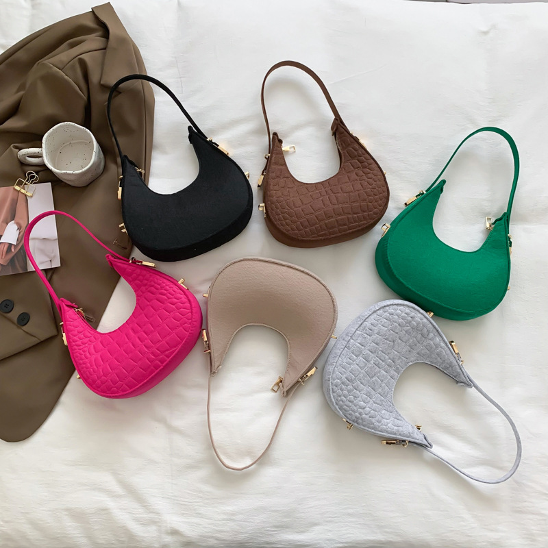 A niche design women's small bag 2022 new fashion solid color autumn and winter single-shoulder armpit bag with a high-end crescent-shaped bag Application Scenario