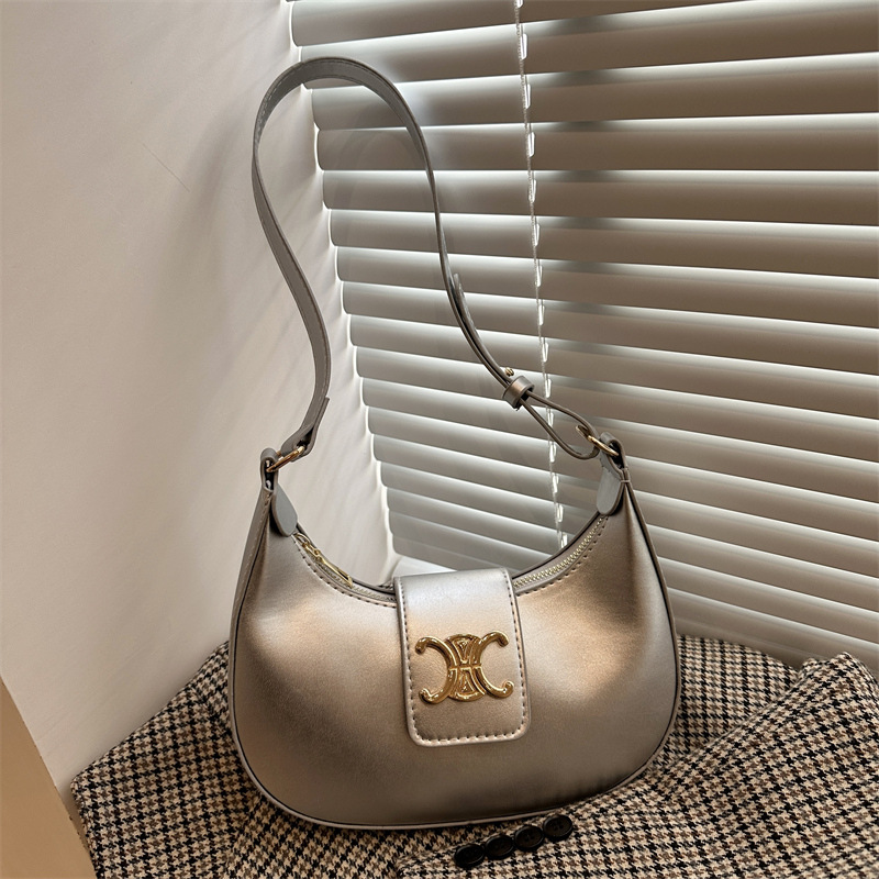 This year, saddle bags, underarm bags and women's bags are in vogue. The new autumn 2024 collection features a high-end, niche crescent-shaped bag and single-shoulder bag for women full figure