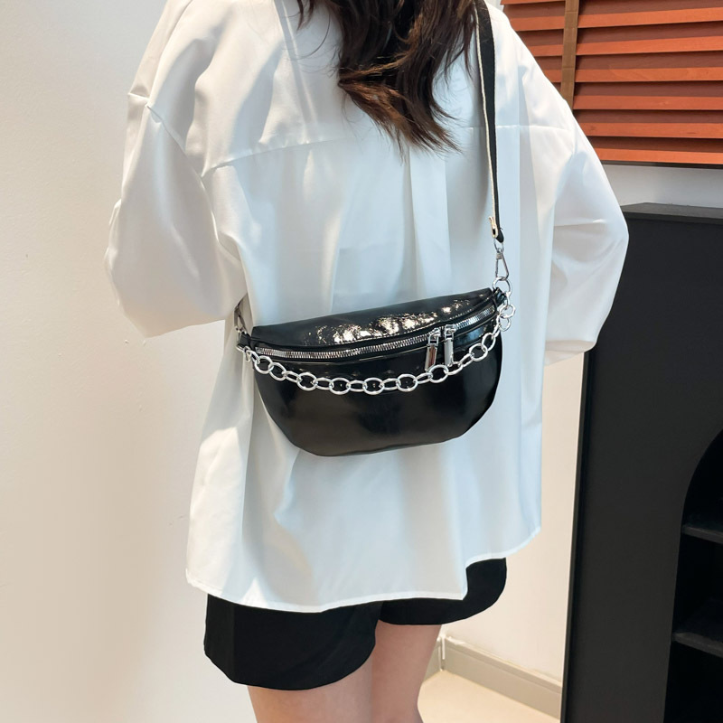 Crossbody bag: A trendy and versatile Instagram chain bag for women in 2025, a summer fashion saddle bag details Picture