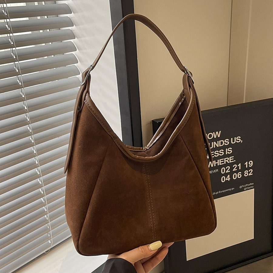 Retro and trendy casual underarm bag for women, 2024 new stylish Maillard shoulder bag, a high-end and niche handbag full figure