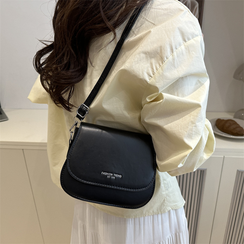 Cute and simple bag for women, 2025 new trendy Korean style small square bag, texture casual crossbody small bag, beautiful single-shoulder bag details Picture