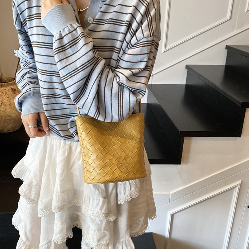 Women's cross-border woven bucket bag 2025 new style versatile casual handbag, fashionable single-shoulder bag, solid color crossbody bag Application Scenario