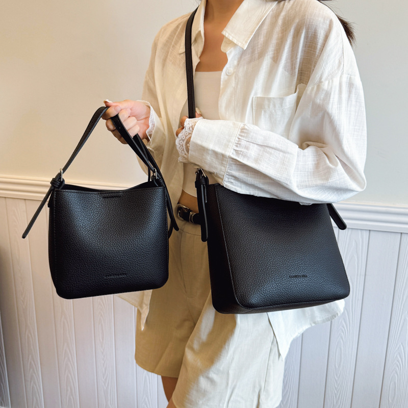 Korean niche design simple single-shoulder bag for women, new fashion bucket bag for summer 2025, versatile solid color crossbody bag details Picture