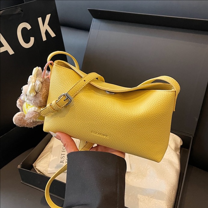 A high-end, simple and stylish small square commuting bag for women in 2025, a trendy, fashionable, casual and stylish bestseller, single-shoulder crossbody bag full figure