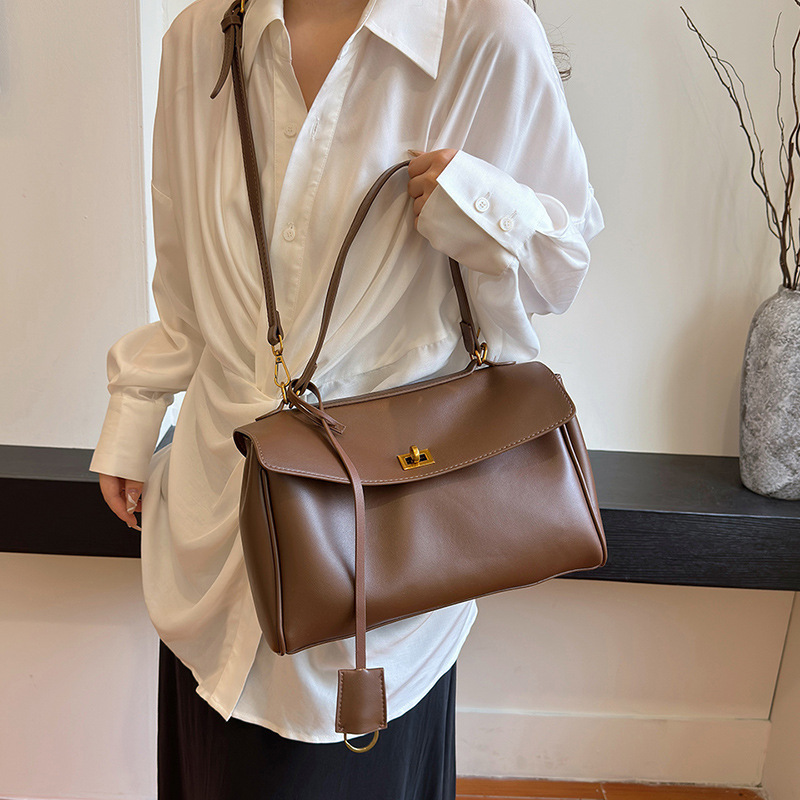 High-end texture soft surface simple underarm bag for women 2025 new large-capacity tote bag commuting single-shoulder crossbody bag Application Scenario