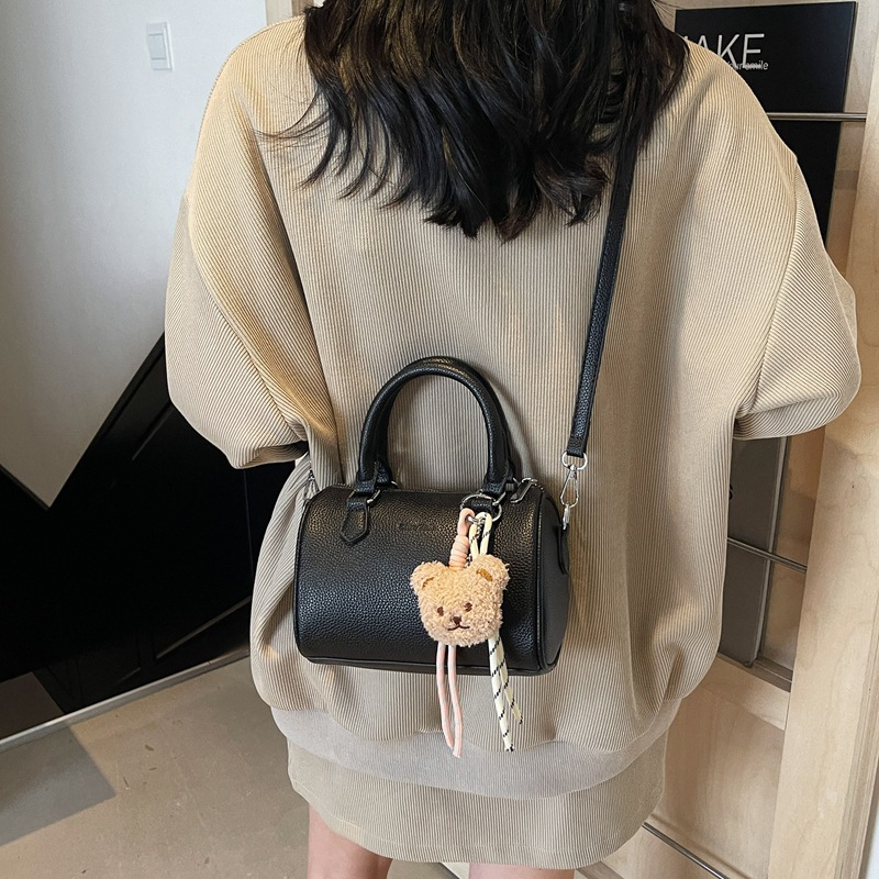 High-end quality Boston handbag for women 2025 new summer fashion, versatile, stylish and simple single-shoulder crossbody bag Application Scenario