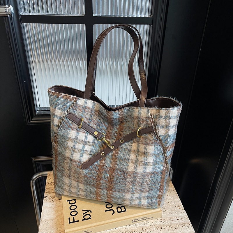 This is a new 2024 Korean style Instagram niche design woolen retro tote bag with a large capacity and versatile shoulder details Picture
