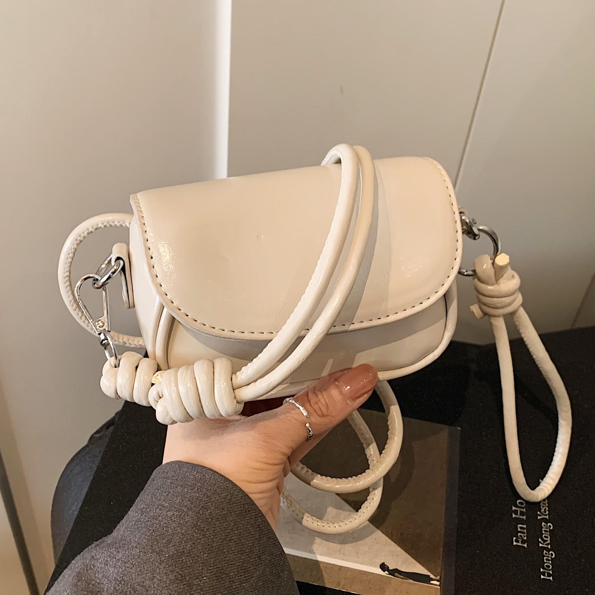 This is a new summer hand-carried small square bag with a unique and high-end feel. It features a fashionable and simple style full figure