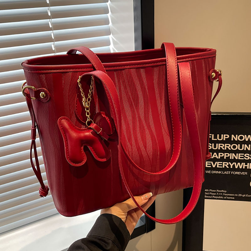 A stylish and large-capacity handbag for women in 2025, a high-quality commuter handbag that is both fashionable and versatile, and a single-shoulder tote bag Specification drawing