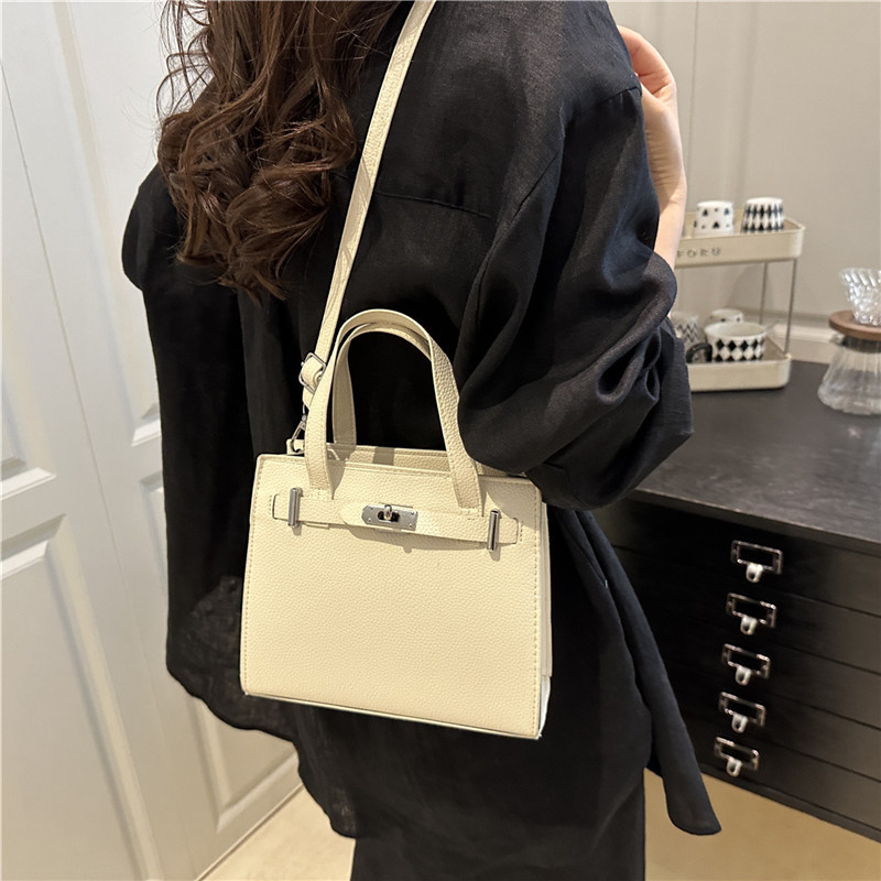 A stylish and fashionable urban hand-held handbag for the summer of 2025, a trendy and versatile single-shoulder crossbody bag for women Specification drawing