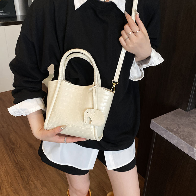 A new, stylish and versatile single-shoulder crossbody bag for women in 2025, featuring a crocodile pattern and large capacity for commuting Specification drawing