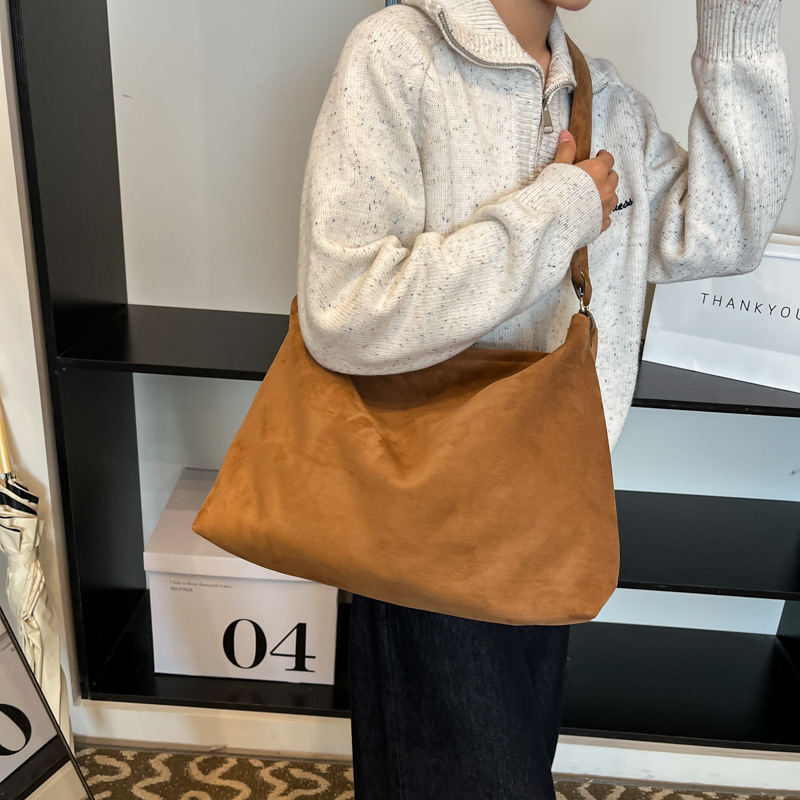 This 2024 new stylish, retro and versatile single-shoulder tote bag features a laid-back large-capacity suede pillow bag with a laid-back style Application Scenario