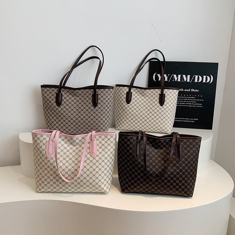 New Spring 2025 simple, fashionable, large-capacity, trendy commuting, large-capacity hand-held shoulder tote bag for women Application Scenario