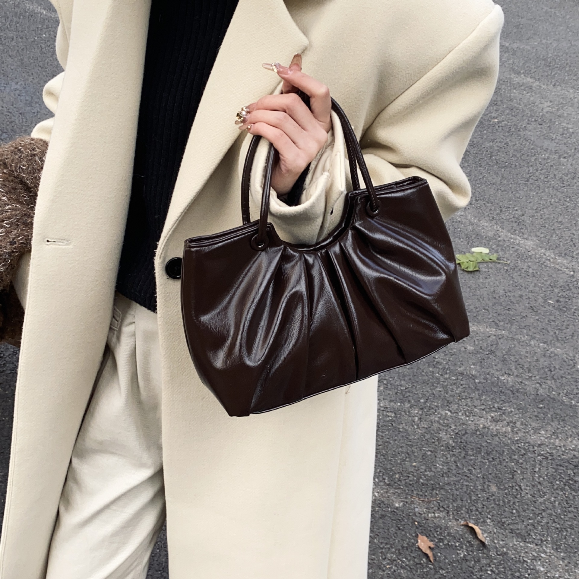 High-end retro oil wax leather small bag for women, 2024 new autumn and winter versatile crossbody bag, hand-held pleated bag details Picture