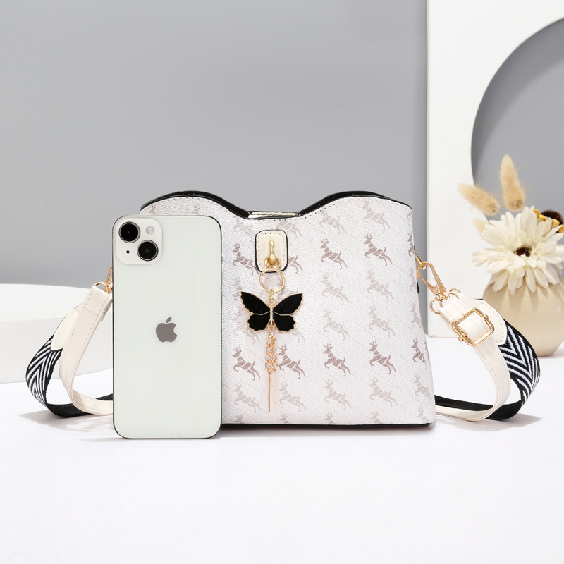 Wholesale of fashionable single-shoulder bags, foreign trade women's bags, printed 2024 new crossbody bags, personalized bucket bags, simple small bags Application Scenario