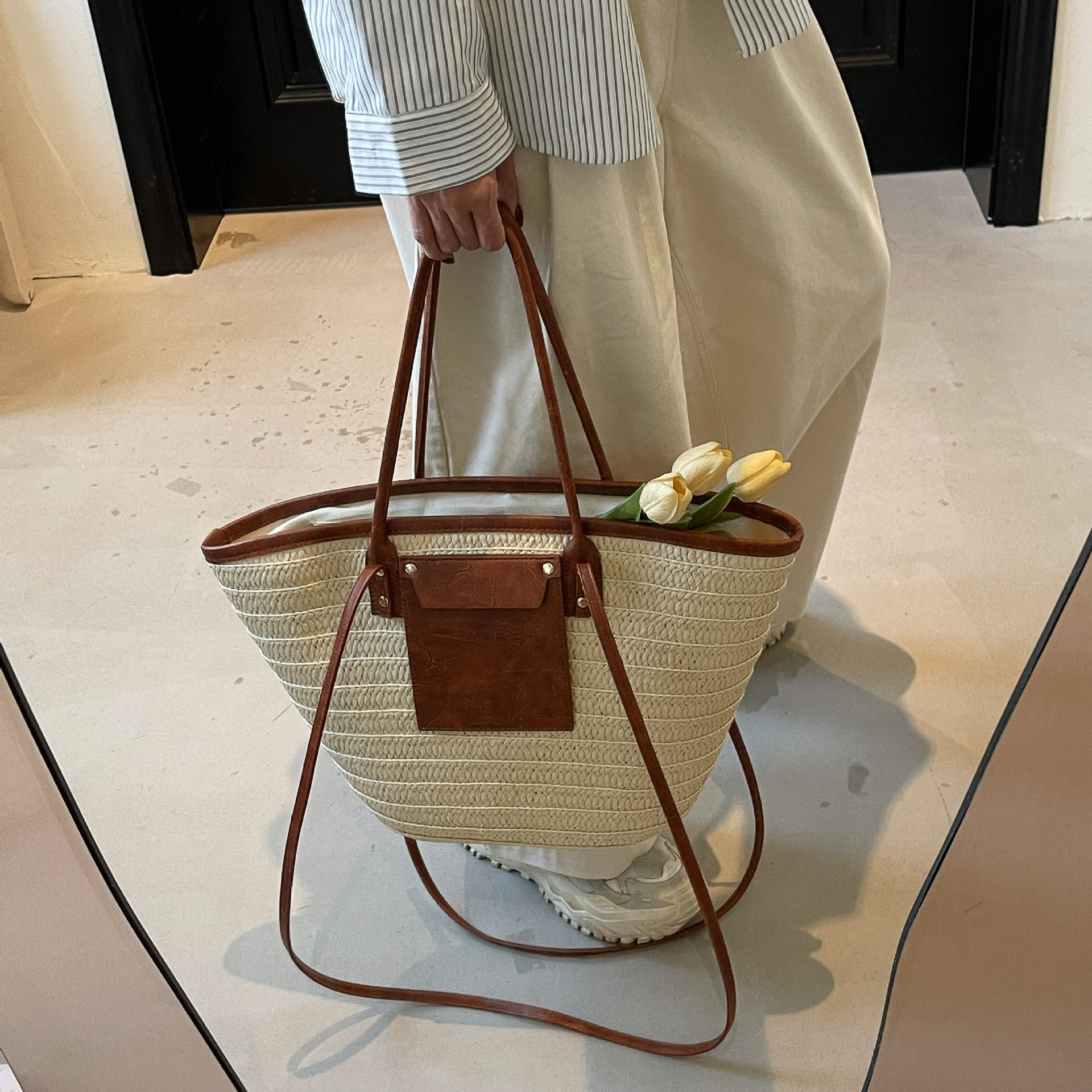 Women's large-capacity straw woven bag 2025 summer new woven bag, seaside vacation beach shoulder bag, commuter tote bag Application Scenario