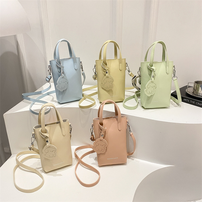 Lychee-patterned mobile phone bag for women 2025 new spring and summer versatile, lightweight mini crossbody bag, solid color hand-held bucket bag Application Scenario
