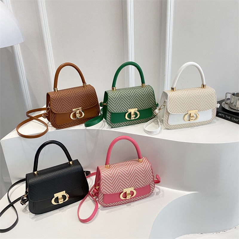 The 2025 new high-end, niche hand-held bag is versatile and stylish, featuring a single-shoulder crossbody bag that is both fashionable and casual for commuting Application Scenario