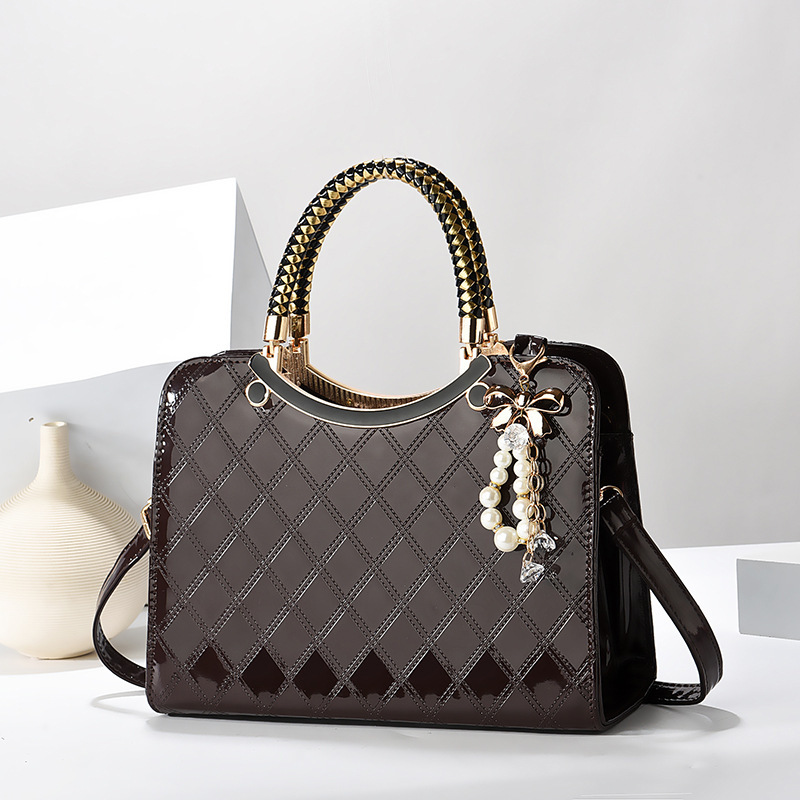 Wholesale of the 2024 new high-quality diamond-shaped hand-held crossbody bag for women, featuring European and American fashion and large capacity single-shoulder bags details Picture