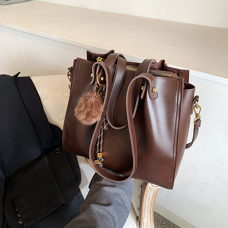 A large capacity tote bag for work commuting, a new retro, trendy, casual and high-end quality single-shoulder bag for women in 2025 full figure