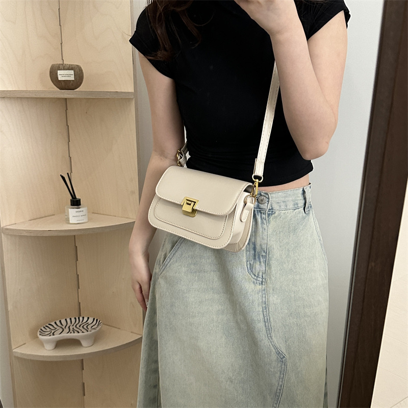 The 2024 stylish and simple crossbody bag for elegant ladies, a retro and stylish single-shoulder small square bag for cross-border use details Picture