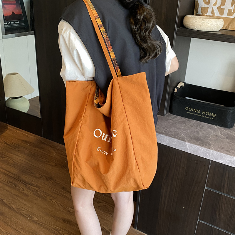 Summer 2025 New trendy camouflage tote bag, large-capacity lightweight handbag, multi-functional dual-purpose single-shoulder bag details Picture