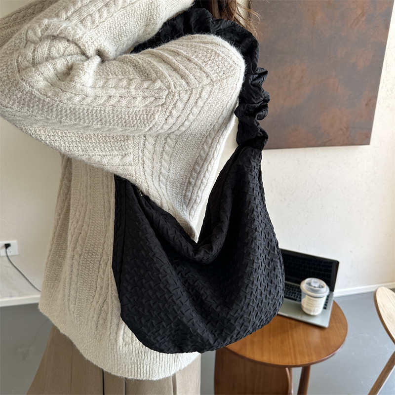 Retro niche crossbody bag for autumn and winter, new large-capacity simple crossbody bag, student casual, underarm dumpling bag, cross-border details Picture