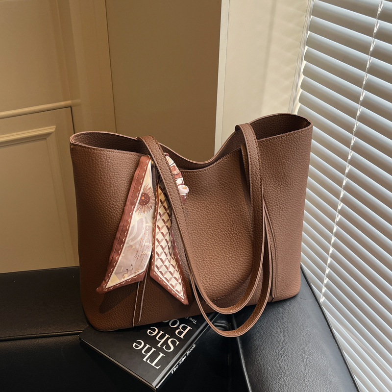 A versatile large-capacity bag for commuting to work, a new 2025 model for women, a high-end large bag for classes, and a casual single-shoulder tote bag details Picture