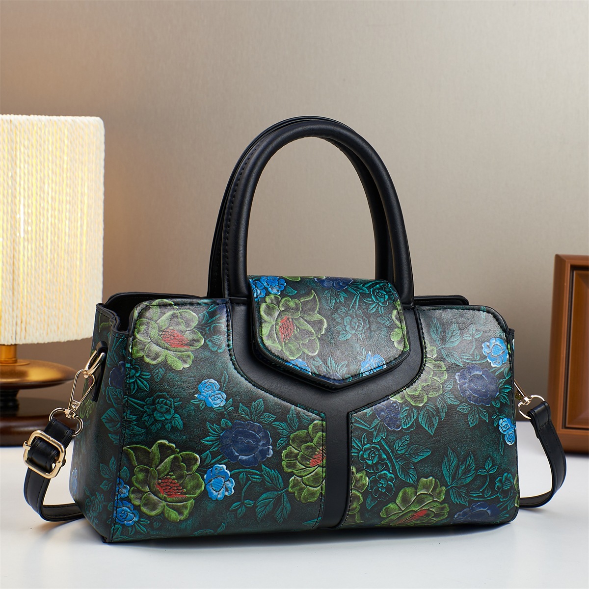 The 2025 new model with patchwork printed pillow bag is a bestseller in foreign trade. It features a fashionable design with patterns and is a single-shoulder crossbody bag with a high-quality texture Specification drawing