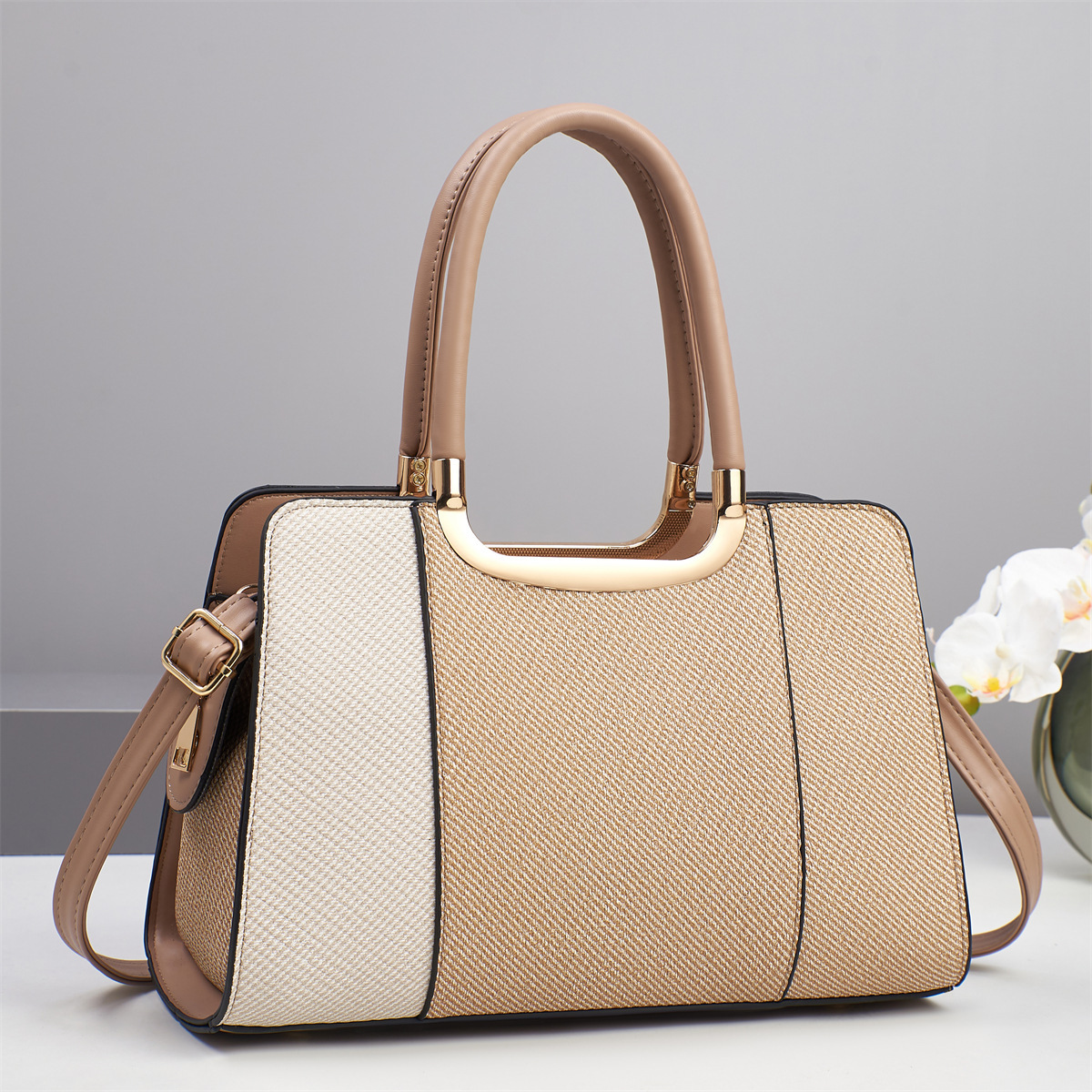 The new large-capacity 2025 handbag from an export-oriented manufacturer is a trendy and versatile single-shoulder bag. It can be worn diagonally over one shoulder as a gift Specification drawing