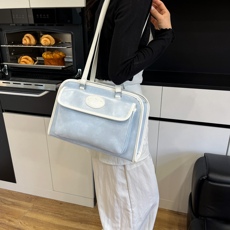 The 2025 new stylish and high-quality patchwork underarm bag is a trendy and versatile simple backpack for women, as well as a casual and commuting single-shoulder bag Application Scenario