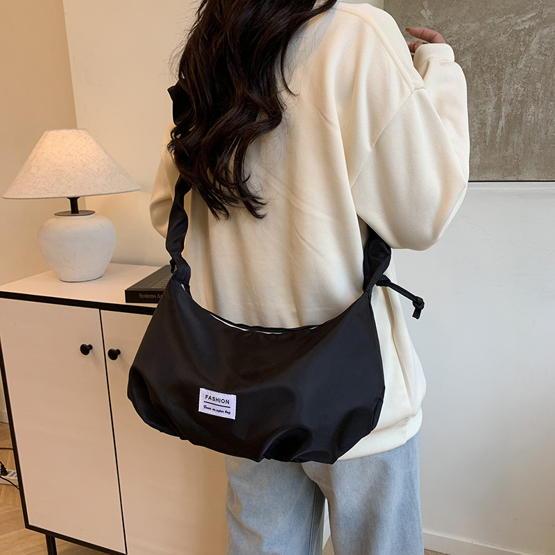 A new dopamine-colored trendy and fashionable single-shoulder crossbody bag for women with pleated commuter bags in Spring/Summer 2025 Specification drawing