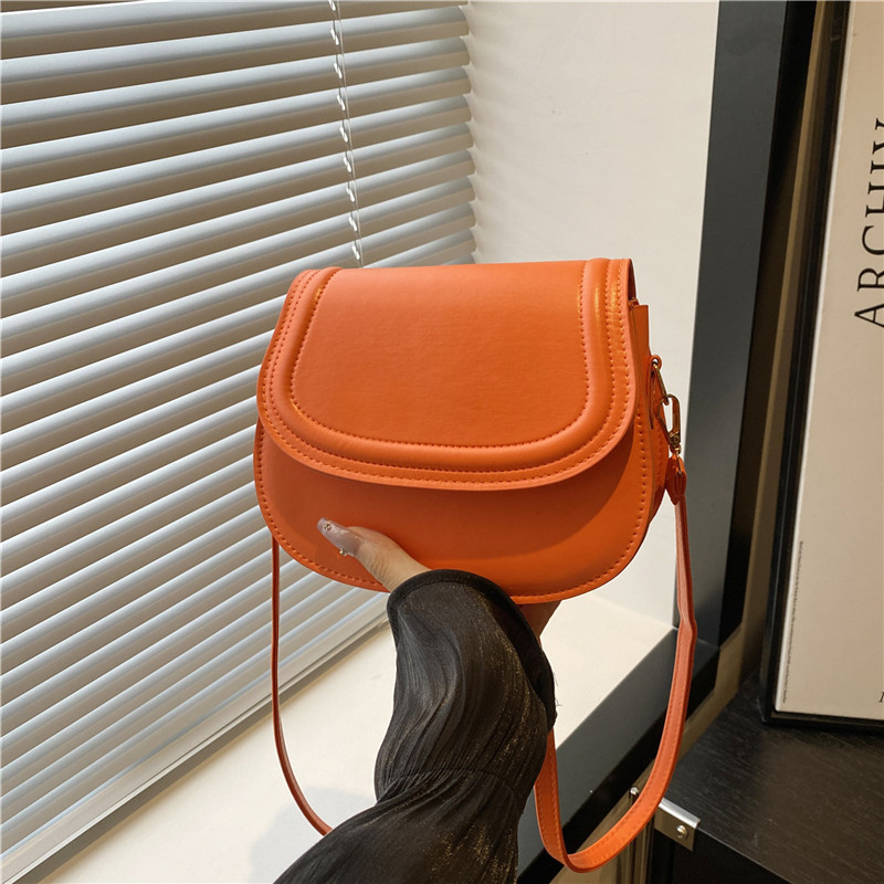 Korean style simple and retro crossbody bag for girls 2025 new trendy Japanese style simple saddle bag single-shoulder crossbody bag full figure