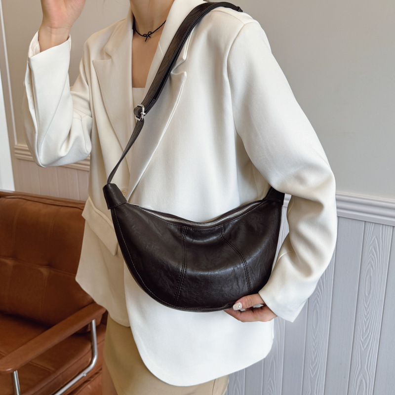 A large-capacity retro dumpling bag for women, a new 2025 trendy and laid-back style single-shoulder bag, a niche commuting crossbody horn bag Application Scenario