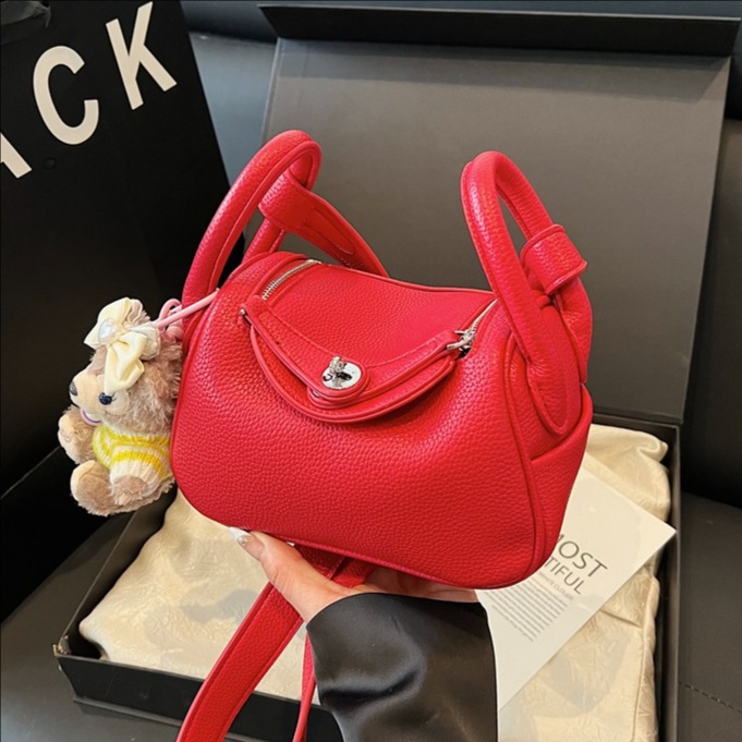This high-end, lychee patterned fashionable handbag is a new model for women in 2025. It is stylish and versatile, with a large capacity and a trendy single-shoulder crossbody bag full figure
