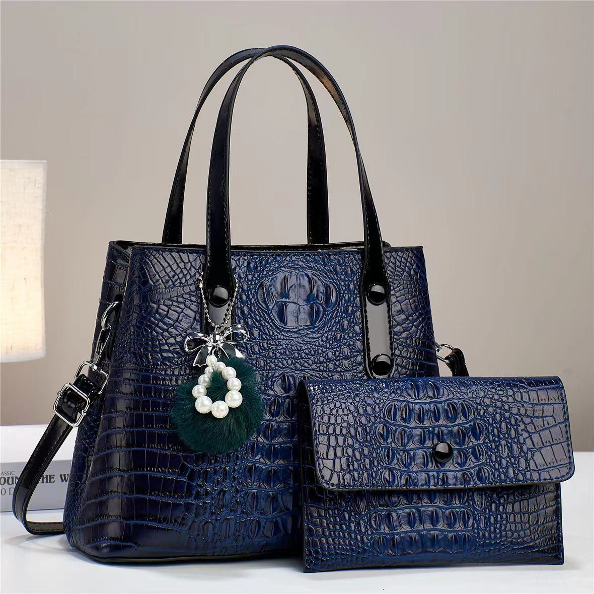 The latest fashionable women's single-shoulder crossbody bag from the manufacturer is versatile and can be carried by hand. It is a bestseller in the 2023 foreign trade winter and a popular large bag for women Application Scenario