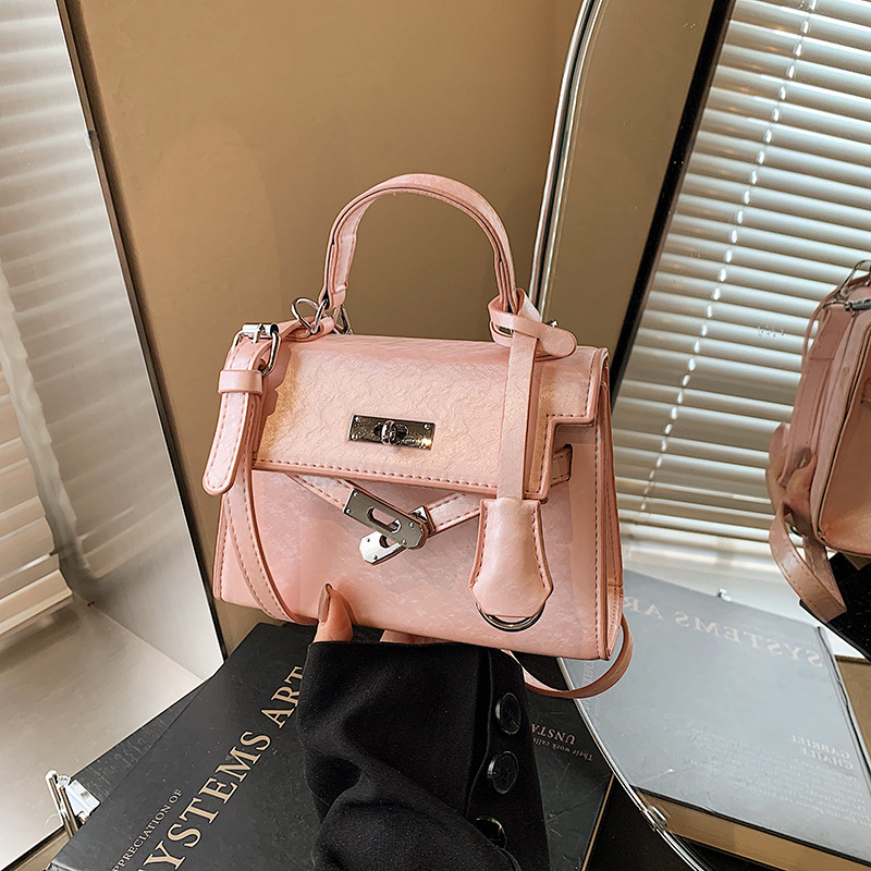 This year, the 2025 new stylish and simple crossbody bag for women carrying small bags is popular. It's a versatile and casual Kelly bag for commuting details Picture